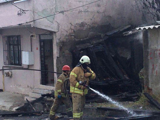 Çocukların oyun oynarken yaktığı baraka küle döndü