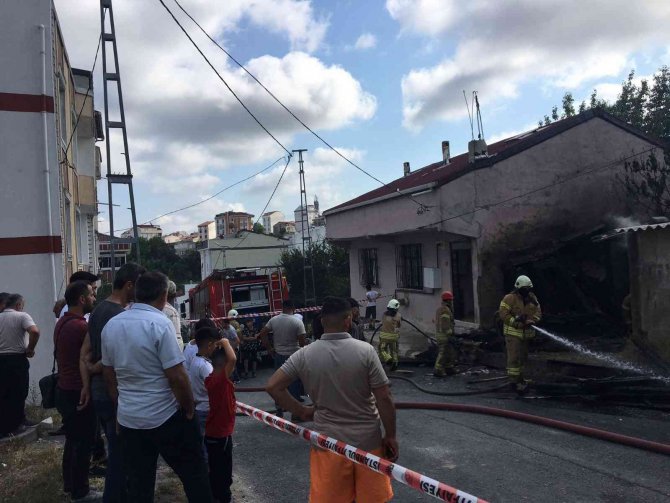 Çocukların oyun oynarken yaktığı baraka küle döndü