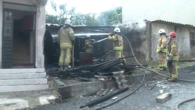 Çocukların oyun oynarken yaktığı baraka küle döndü