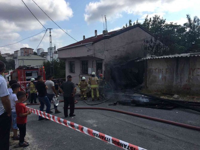 Çocukların oyun oynarken yaktığı baraka küle döndü
