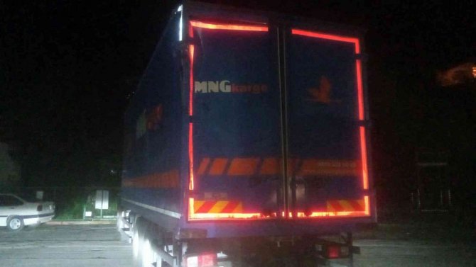 D-650’de yolcu otobüsü ile kargo kamyonu çarpıştı: 2 yaralı