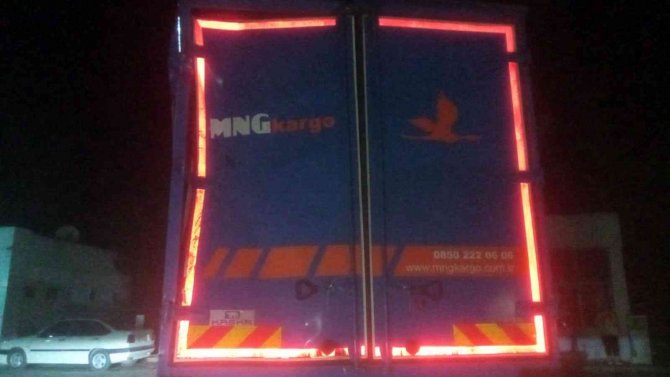 D-650’de yolcu otobüsü ile kargo kamyonu çarpıştı: 2 yaralı