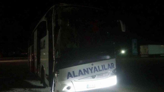 D-650’de yolcu otobüsü ile kargo kamyonu çarpıştı: 2 yaralı