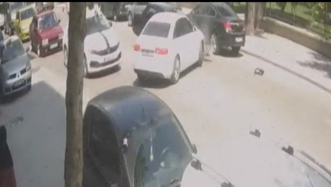 Hatalı sollama kaza getirdi, 2 kişi yaralandı: Kaza anı kamerada