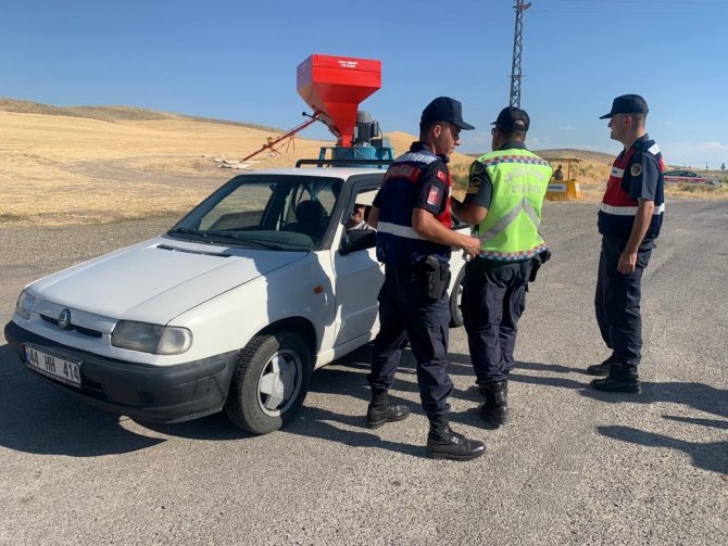 Jandarmadan hem denetim hem şeker ikramı