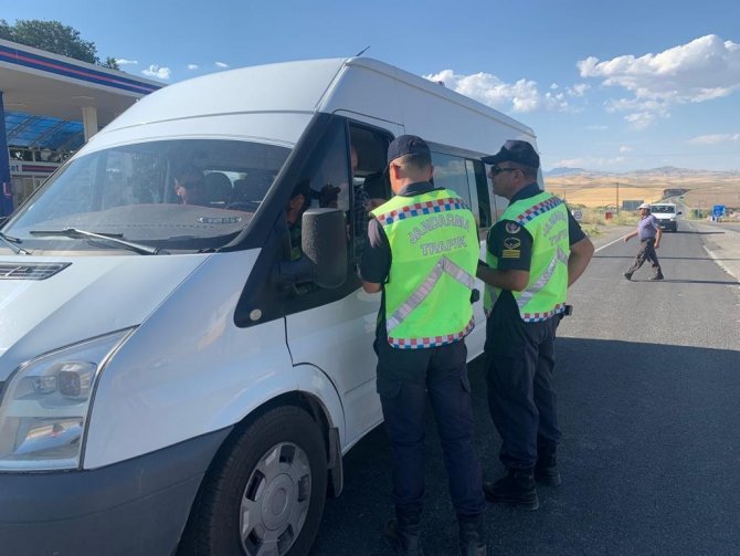 Jandarmadan hem denetim hem şeker ikramı