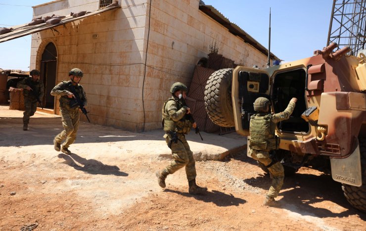 Kahraman askerler, bayramı Suriye'de karşıladı