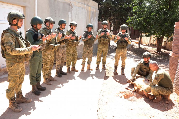 Kahraman askerler, bayramı Suriye'de karşıladı