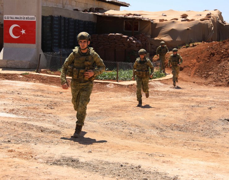 Kahraman askerler, bayramı Suriye'de karşıladı