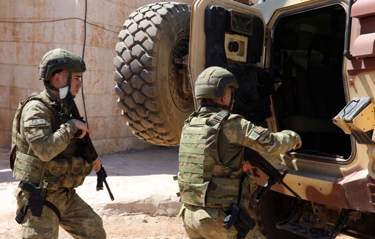 Kahraman askerler, bayramı Suriye'de karşıladı