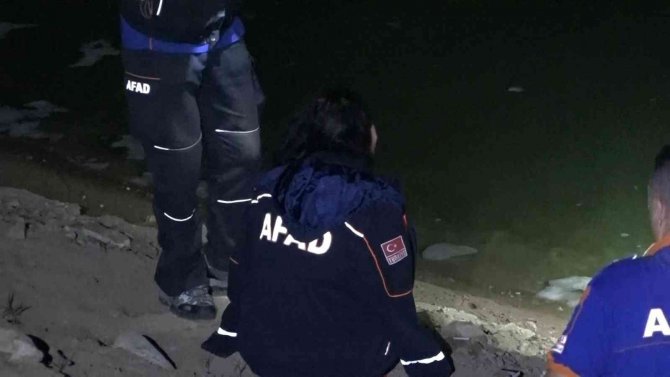 Kayboldu, 4 saat sonra baraj kenarında ağlarken bulundu
