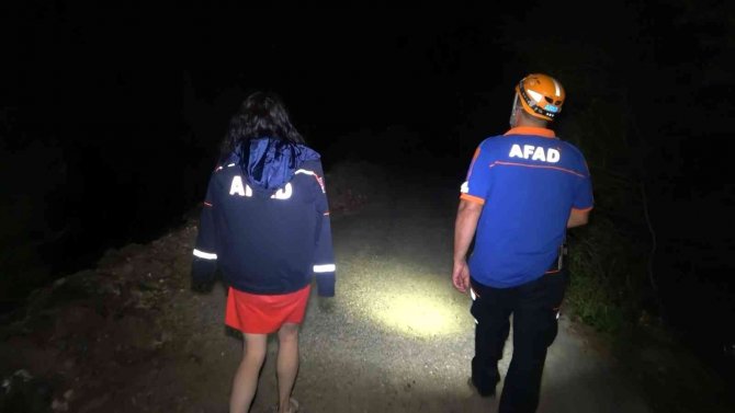 Kayboldu, 4 saat sonra baraj kenarında ağlarken bulundu