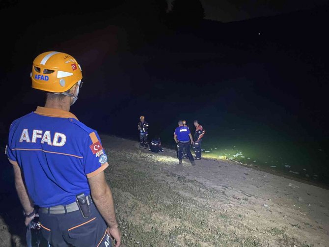 Kayboldu, 4 saat sonra baraj kenarında ağlarken bulundu