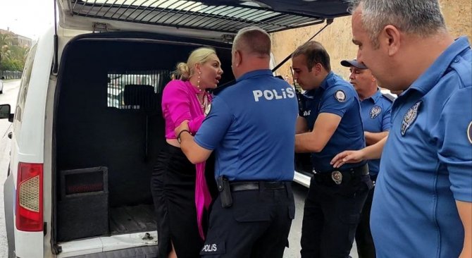 Kaza yapan alkollü kadın turist araçtan inmedi, ikna etmeye çalışan polise direndi