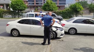 Kaza yapan alkollü kadın turist araçtan inmedi, ikna etmeye çalışan polise direndi