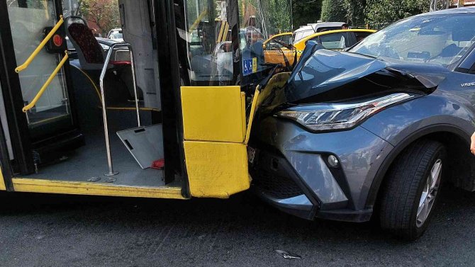 Kaza yaptıkları aracı bırakıp kaçtılar