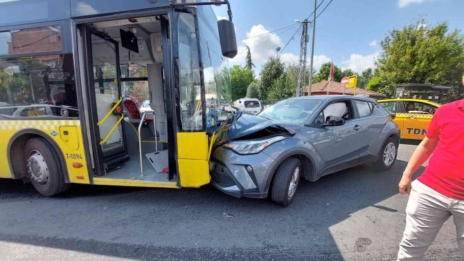 Kaza yaptıkları aracı bırakıp kaçtılar