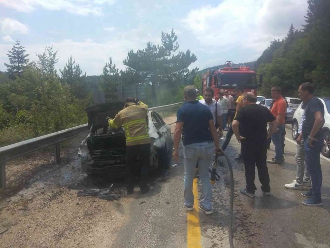 Lüks araç alevlere teslim oldu