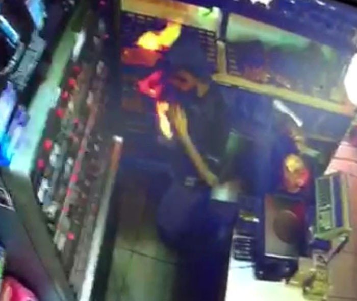 Masaya dökülen kolonya parladı; işletmecinin tişörtü tutuştu