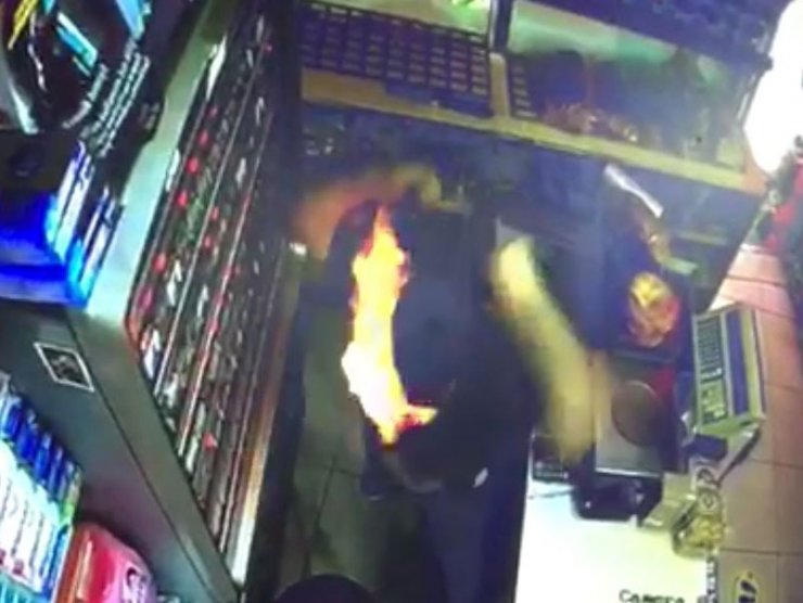 Masaya dökülen kolonya parladı; işletmecinin tişörtü tutuştu