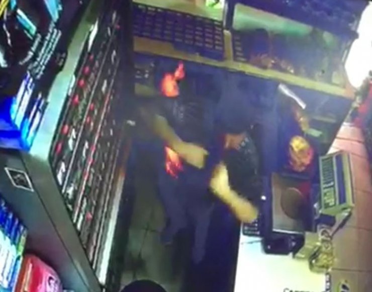 Masaya dökülen kolonya parladı; işletmecinin tişörtü tutuştu