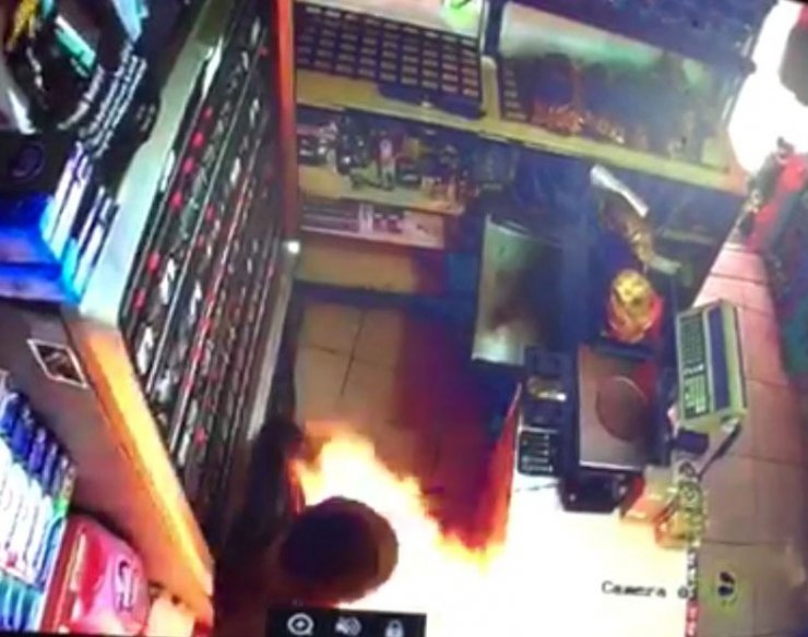 Masaya dökülen kolonya parladı; işletmecinin tişörtü tutuştu