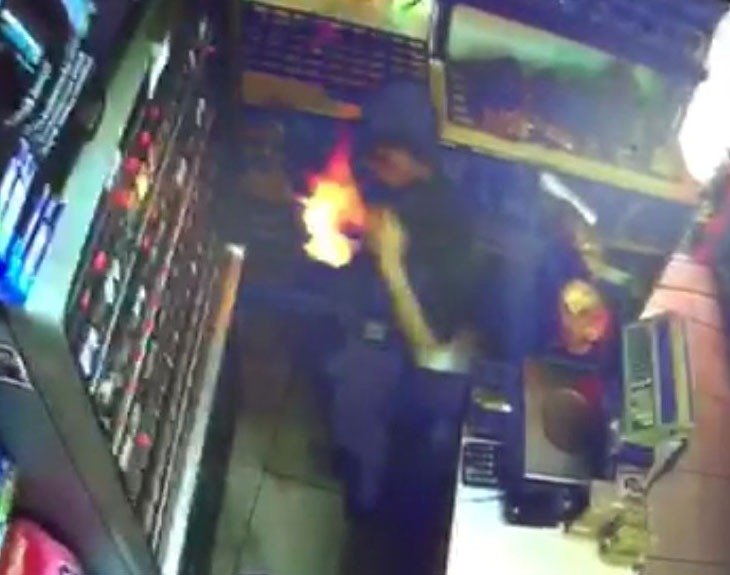 Masaya dökülen kolonya parladı; işletmecinin tişörtü tutuştu