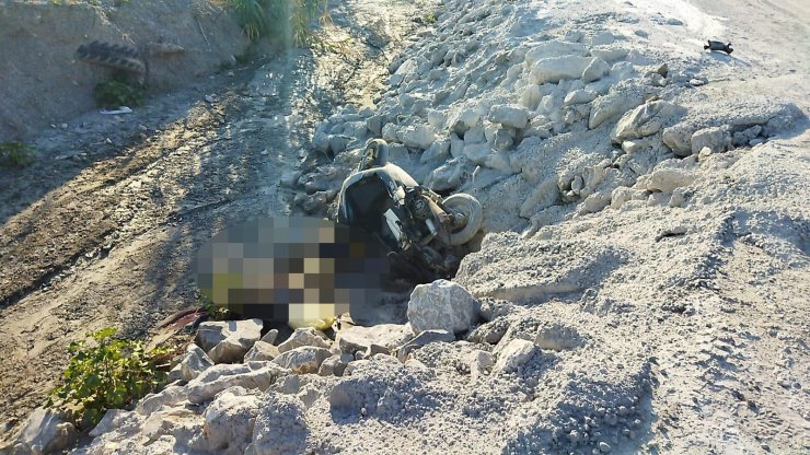 Motosiklet şarampole devrildi: 1 ölü, 1 yaralı