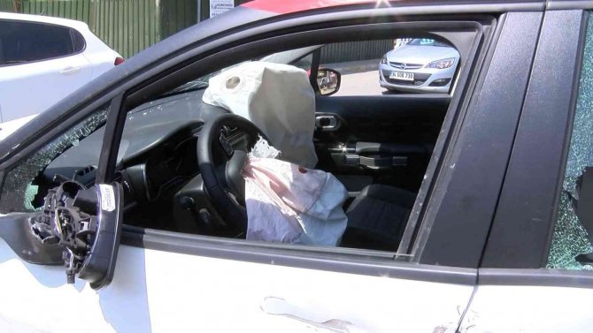 Otobüs ile otomobil çarpıştı: 3 yaralı