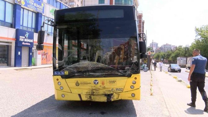 Otobüs ile otomobil çarpıştı: 3 yaralı