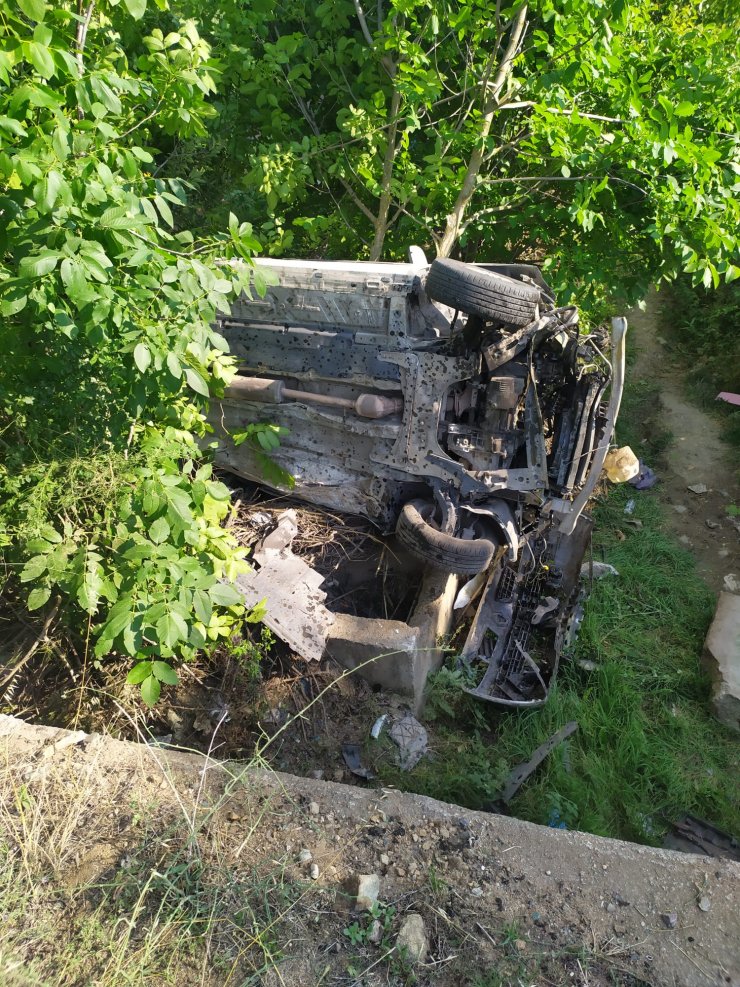 Otomobil şarampole devrildi; 6 aylık bebek öldü, 6 kişi yaralandı