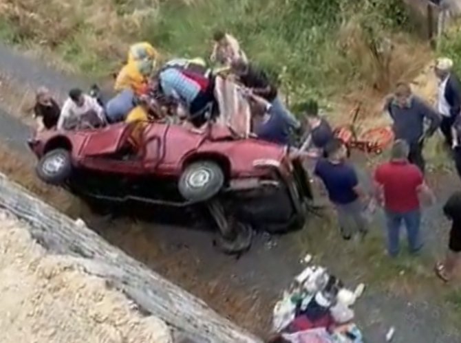 Otomobil uçuruma yuvarlandı: 2 ölü, 2 yaralı