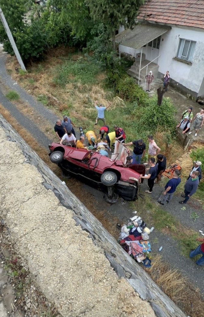 Otomobil uçuruma yuvarlandı: 2 ölü, 2 yaralı