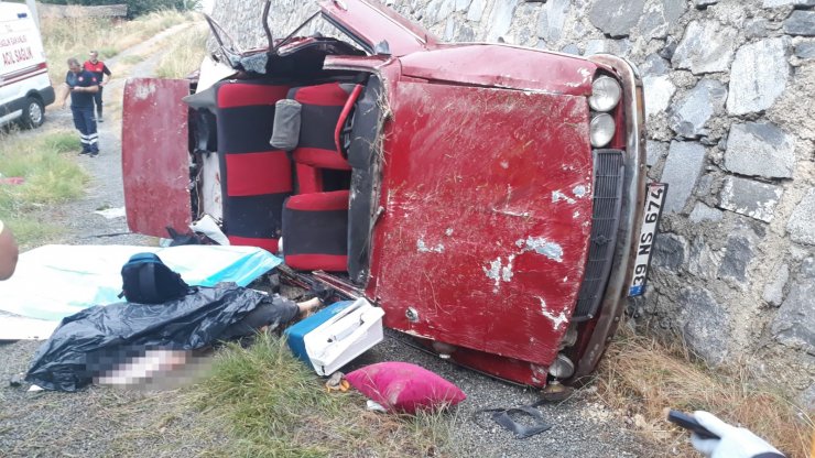 Şarampole devrilen otomobildeki karı- koca öldü, oğlu ve gelinleri ağır yaralandı