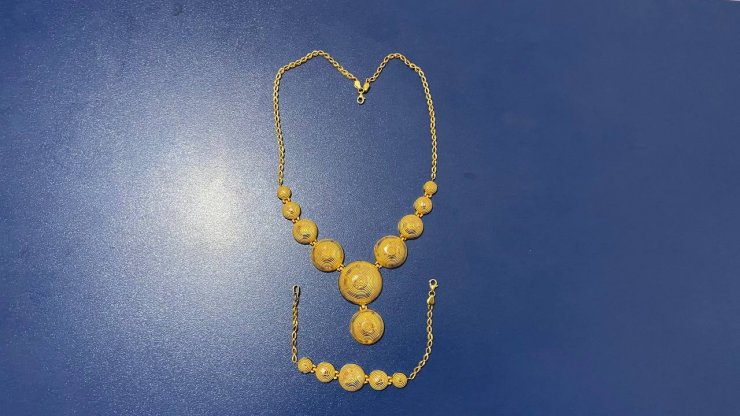 Satın aldığı altınları, çalıntı olduğunu anlayınca sahiplerine teslim etti