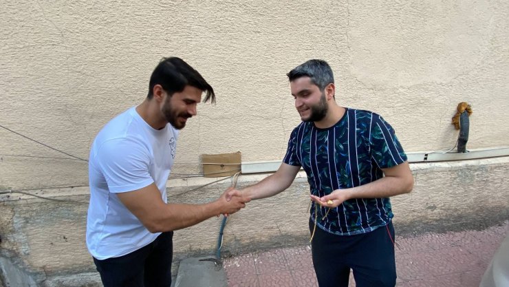 Satın aldığı altınları, çalıntı olduğunu anlayınca sahiplerine teslim etti