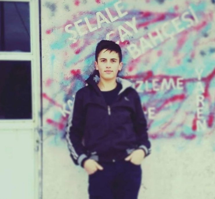 Tarlaya savrulup, yanan otomobilde can verdi 