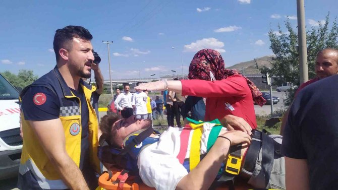 Tatilin ilk günü aşırı hız kazaya sebep oldu: 4 yaralı