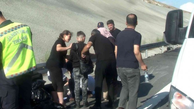 Türkiye’ye bayramlaşmaya gelen gurbetçi aile kaza yaptı: 1’i çocuk 2 yaralı