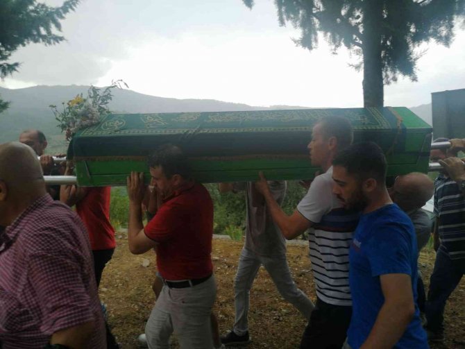 Zincirleme kazada hayatını kaybeden çift son yolculuğuna uğurlandı