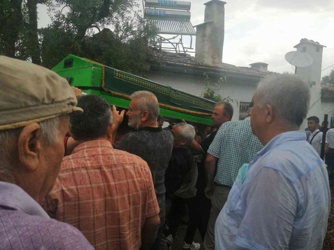 Zincirleme kazada hayatını kaybeden çift son yolculuğuna uğurlandı