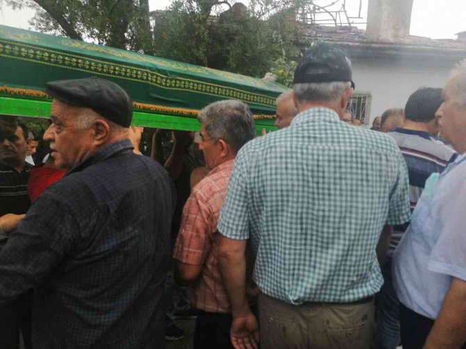 Zincirleme kazada hayatını kaybeden çift son yolculuğuna uğurlandı