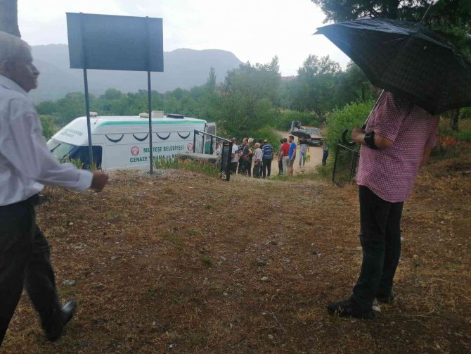 Zincirleme kazada hayatını kaybeden çift son yolculuğuna uğurlandı