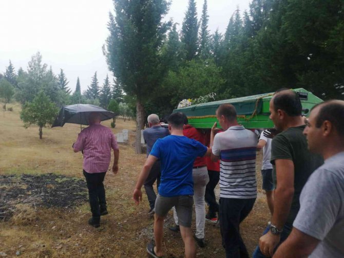 Zincirleme kazada hayatını kaybeden çift son yolculuğuna uğurlandı