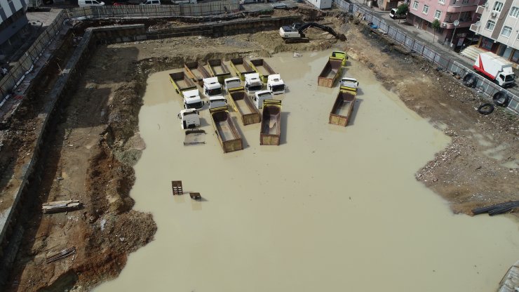 9 hafriyat kamyonu su altında kaldı