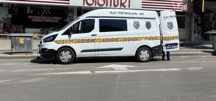 Bayram ziyareti için geldiği arkadaşının evinde öldü