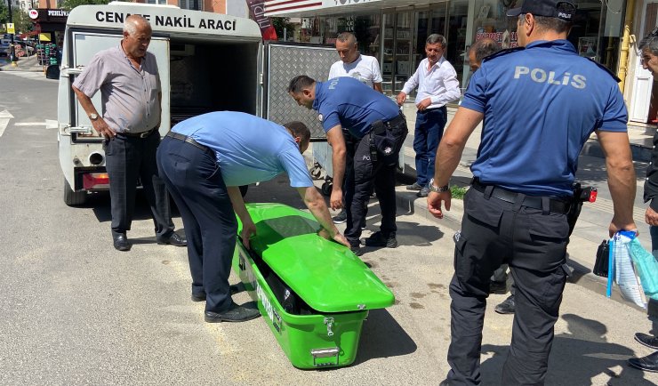 Bayram ziyareti için geldiği arkadaşının evinde öldü