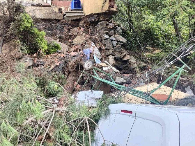 Binanın istinat duvarı araçların üzerine düştü