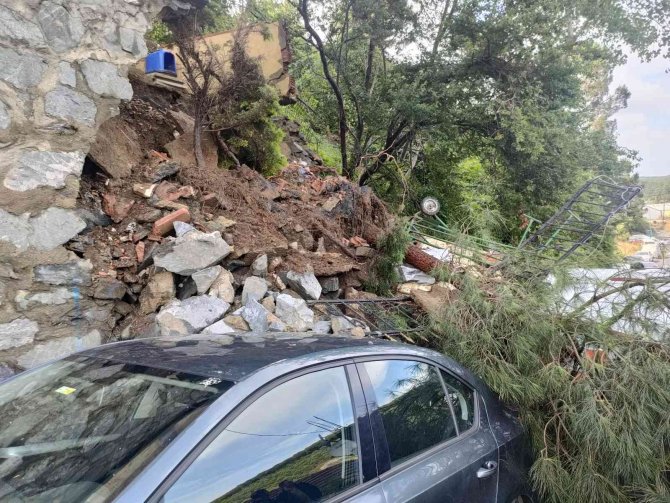 Binanın istinat duvarı araçların üzerine düştü