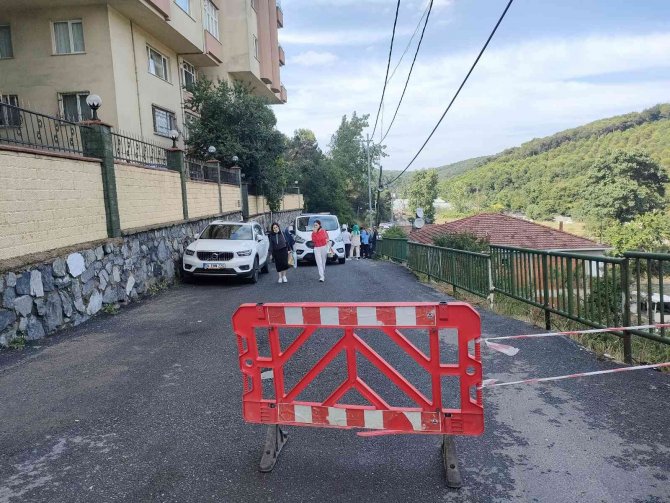 Binanın istinat duvarı araçların üzerine düştü